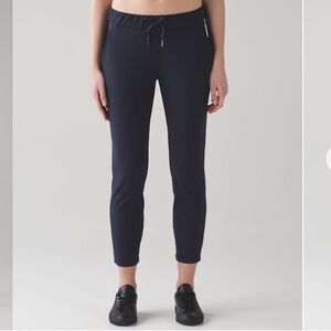 Lululemon 7/8 On the Fly pants navy size 6